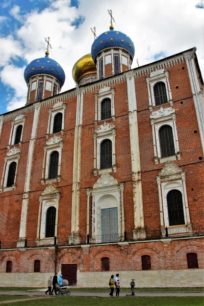 Успенский собор (1693-1699 гг.), построенный русским зодчим Я. Г. Бухвостовым. Это грандиозное сооружение (площадь 1600 кв. м, высота 72 м) своими размерами превзошло почти все современные ему постройки.