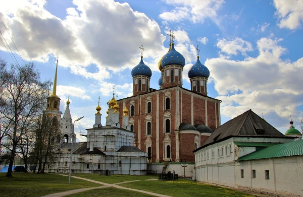 Успенский собор (1693-1699 гг.), построенный русским зодчим Я. Г. Бухвостовым. Это грандиозное сооружение (площадь 1600 кв. м, высота 72 м) своими размерами превзошло почти все современные ему постройки.