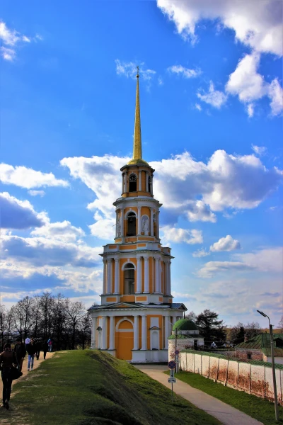 Соборная колокольня. Построена в 1789-1840 гг.  Архитекторы: С. А. Воротилов, И. Ф. Русско, К. А. Тон, Н. И. Воронихин.