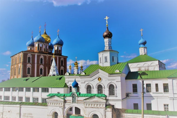 Гостиница Знати – памятник гражданской архитектуры XVII-XIX вв. Здание оформлено в стиле второй половины XIX в., однако на первом этаже сохранились значительные части стен древних келий XVII в.