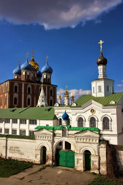 Гостиница Знати – памятник гражданской архитектуры XVII-XIX вв. Здание оформлено в стиле второй половины XIX в., однако на первом этаже сохранились значительные части стен древних келий XVII в.