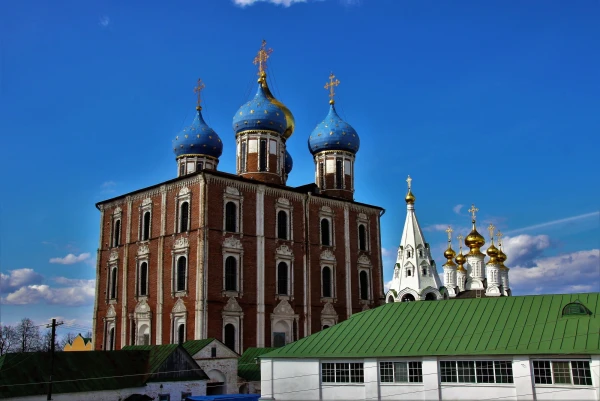 Успенский собор (1693-1699 гг.), построенный русским зодчим Я. Г. Бухвостовым. Это грандиозное сооружение (площадь 1600 кв. м, высота 72 м) своими размерами превзошло почти все современные ему постройки.