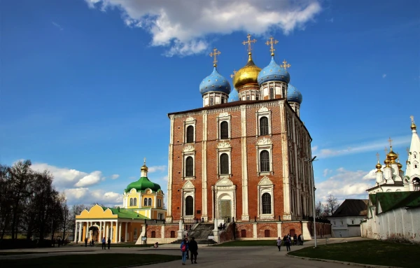 Успенский собор (1693-1699 гг.), построенный русским зодчим Я. Г. Бухвостовым. Это грандиозное сооружение (площадь 1600 кв. м, высота 72 м) своими размерами превзошло почти все современные ему постройки.