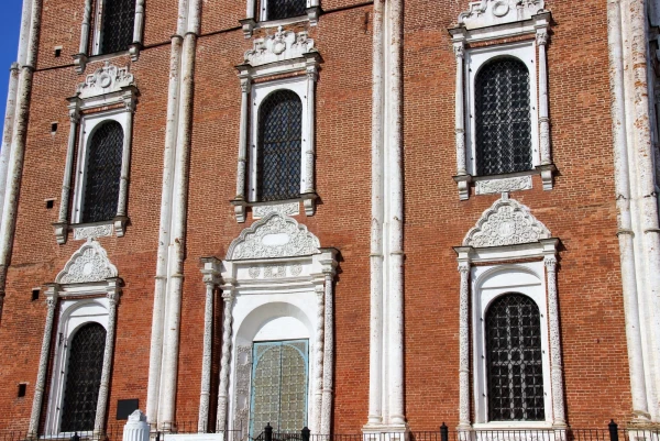Успенский собор (1693-1699 гг.), построенный русским зодчим Я. Г. Бухвостовым. Это грандиозное сооружение (площадь 1600 кв. м, высота 72 м) своими размерами превзошло почти все современные ему постройки.