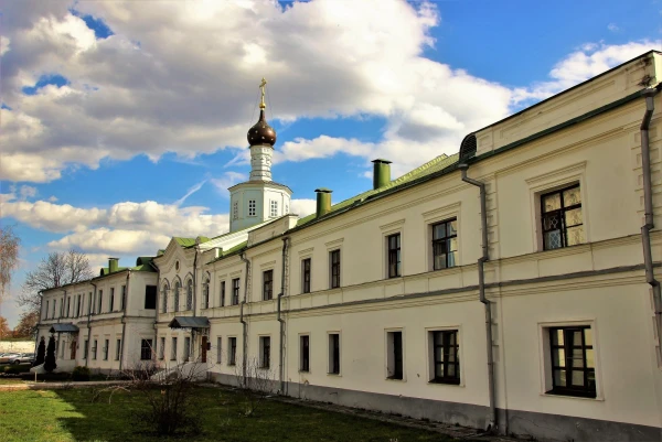 Гостиница Знати – памятник гражданской архитектуры XVII-XIX вв. Здание оформлено в стиле второй половины XIX в., однако на первом этаже сохранились значительные части стен древних келий XVII в.