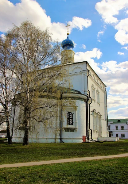 Архангельский собор – памятник древнерусской архитектуры XV – XVII вв., одно из древнейших сооружений Рязанского кремля. Это бывшая княжеская домовая церковь и одновременно – усыпальница рязанских архиереев (22 захоронения).