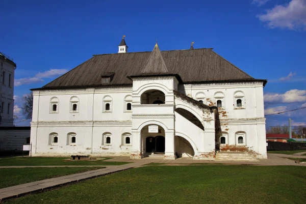 Певческий корпус. Этнографический музей. Памятник архитектуры XVII в. 