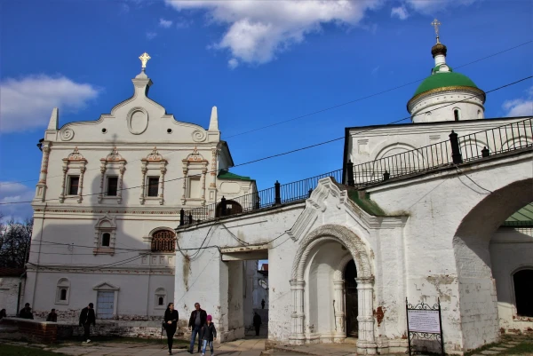 Дворец Олега и открытая галерея.