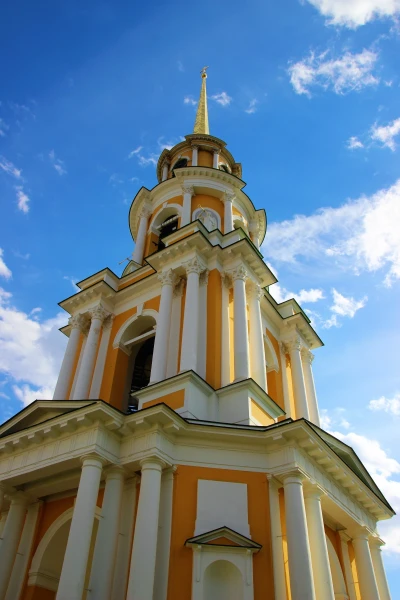 Соборная колокольня. Построена в 1789-1840 гг.  Архитекторы: С. А. Воротилов, И. Ф. Русско, К. А. Тон, Н. И. Воронихин.