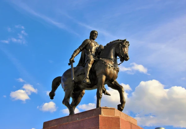 Соборная площадь. Памятник Олегу Рязанскому. Установлен 28 октября 2007 года в день празднования 70-летия Рязанской области. Скульптор З.К. Церетели. 