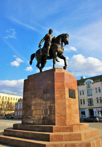 Соборная площадь. Памятник Олегу Рязанскому. Установлен 28 октября 2007 года в день празднования 70-летия Рязанской области. Скульптор З.К. Церетели. 