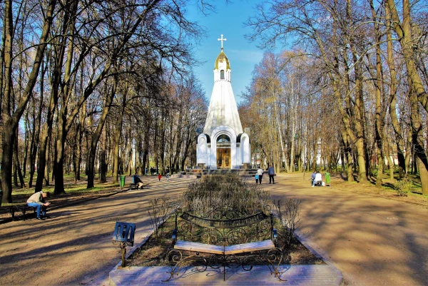 Часовня построена в 1995 году в честь 900-летия города Рязани. В основе архитектурной композиции — древнерусский боевой шлем. С четырёх сторон часовня украшена памятными табличками с краткой историей Рязанского княжества. 