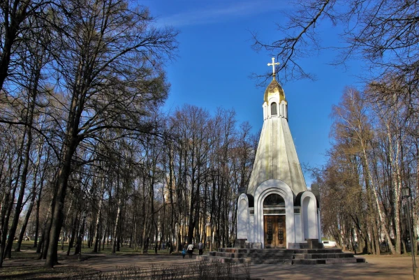 Часовня построена в 1995 году в честь 900-летия города Рязани. В основе архитектурной композиции — древнерусский боевой шлем. С четырёх сторон часовня украшена памятными табличками с краткой историей Рязанского княжества. 