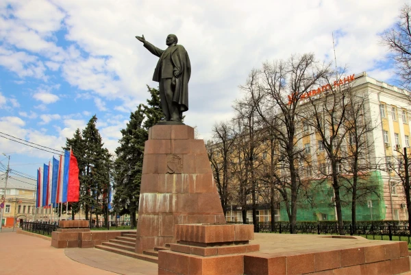 Памятник В. И. Ленину. Открыт 22 апреля 1957 г. Бронза. Скульптор — народный художник СССР М.Г. Манизер, архитектор — Е.И. Рогожин.