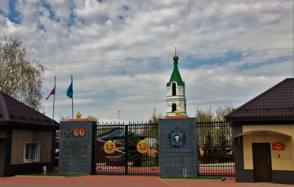 Главное КПП и въездные ворота училища ВДВ.