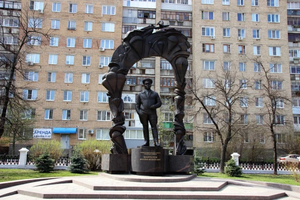 Советский военачальник, командующий Воздушно-десантными войсками в 1954—1959 и 1961—1979 годах, генерал армии, Герой Советского Союза, лауреат Государственной премии СССР Василий Филиппович Маргелов. 