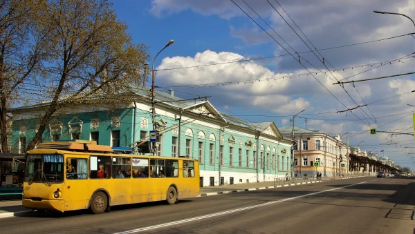 По улице Ленина.