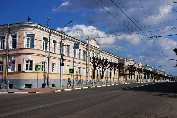 По улице Ленина.