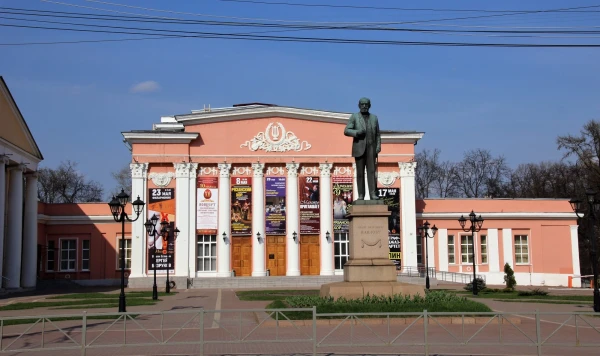 Государственный концертный зал им. С. Есенина. Памятник Академику Павлову. 