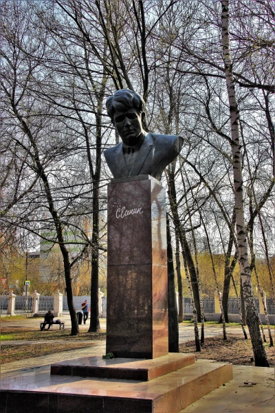 Верхний городской парк (Наташин парк). Памятник Есенину.