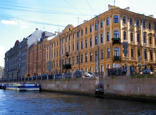 роскошные дома на набережных Петербурга