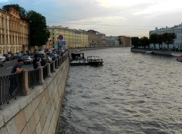 вид с Аничкова моста