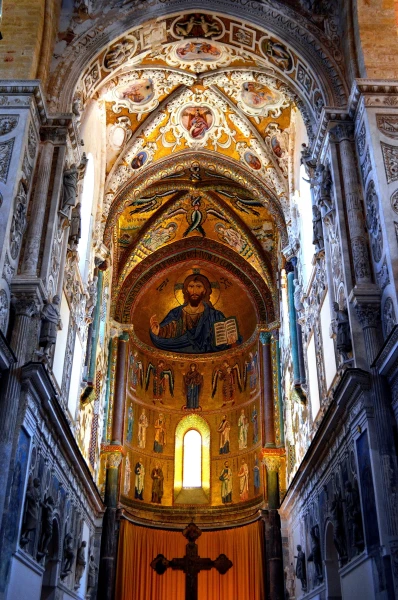 В Кафедральном соборе (Duomo di Cefal?)