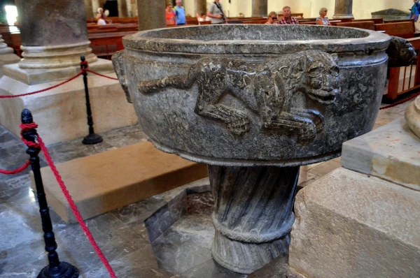 В Кафедральном соборе (Duomo di Cefal?)