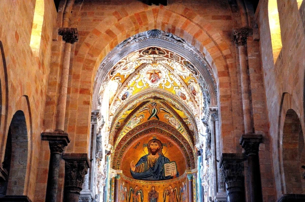 В Кафедральном соборе (Duomo di Cefal?)