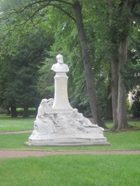 Амьен. Памятник Жюлю Верну