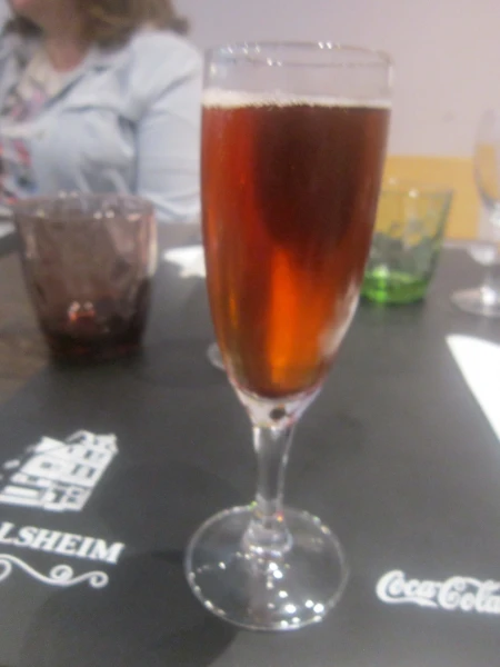 Сначала подали "кир" (сидр+смородиновый ликёр)