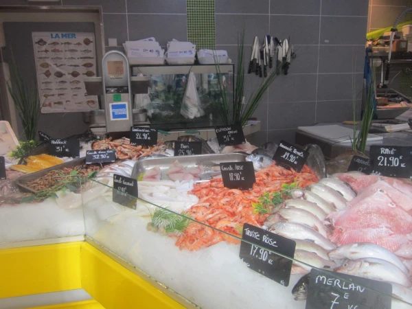Прилавки свежайших морепродуктов в Гавре