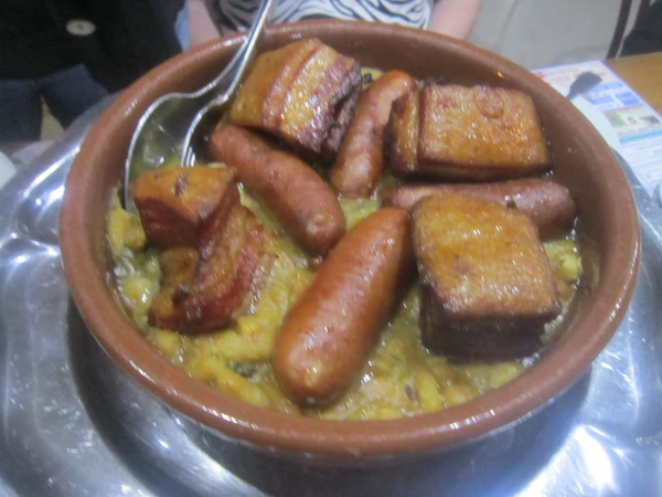 "Мясное изобилие" (ассорти мяса и колбасок в сопровождении овощей). Блюдо на 4-х.
