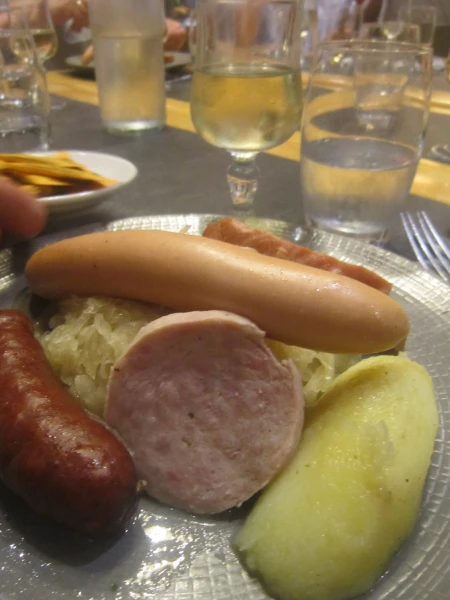 Шукрут, картофель, колбаски. Кухня Лотарингии уже близка к кухне Германии.