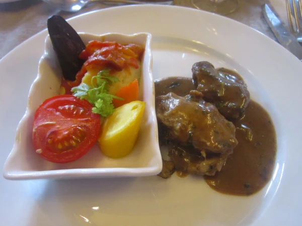 Нежные свиные щёчки с горчичным соусом и эстрагоном