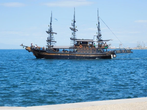 Вот такой прогулочный пиратский корабль курсирует вдоль набережной Салоников