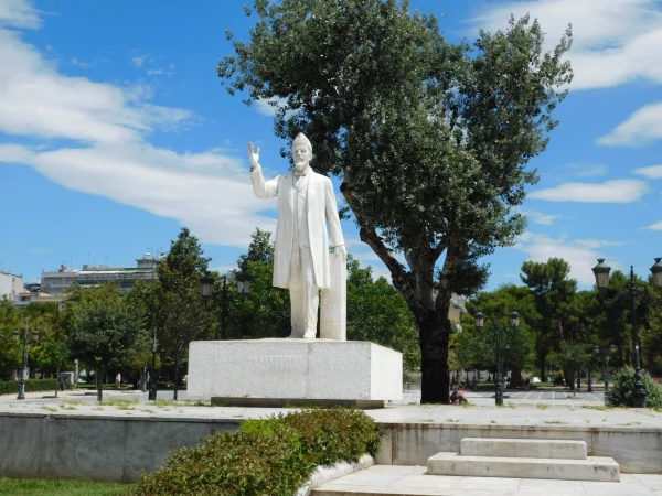 Памятник Аристотелю в Салониках