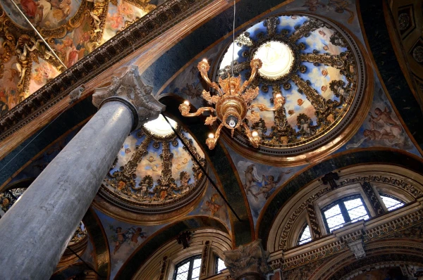 В церкви Сан-Джузеппе-деи-Театини (Chiesa di San Giuseppe dei Teatini)