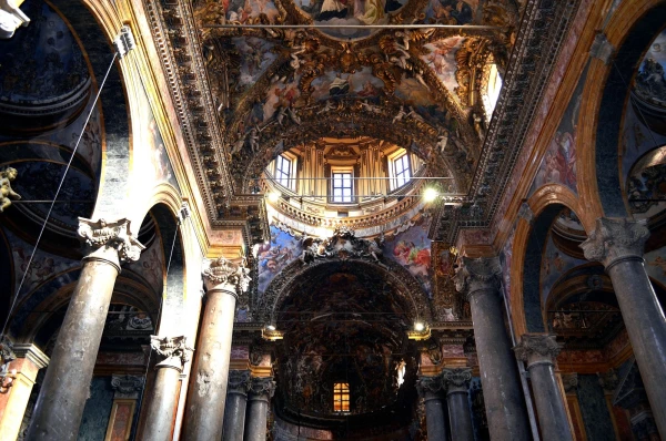 В церкви Сан-Джузеппе-деи-Театини (Chiesa di San Giuseppe dei Teatini)