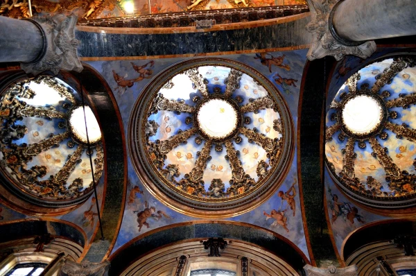 В церкви Сан-Джузеппе-деи-Театини (Chiesa di San Giuseppe dei Teatini)