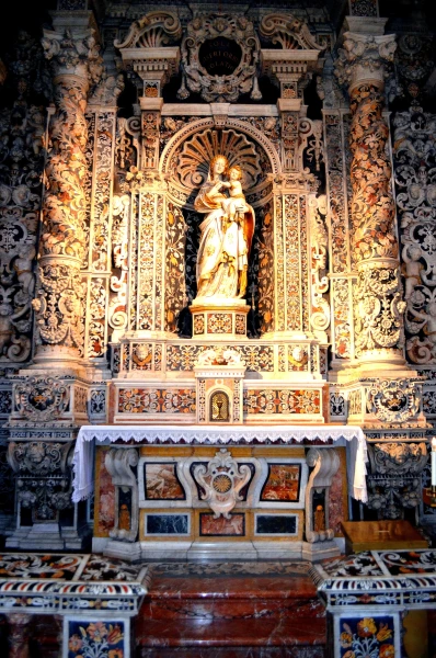 В церкви Сан-Джузеппе-деи-Театини (Chiesa di San Giuseppe dei Teatini)
