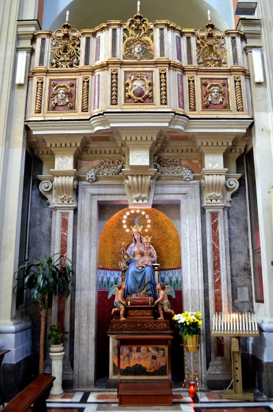 В церкви Святой Терезы в Кальсе (Chiesa di Santa Teresa alla Calsa)
