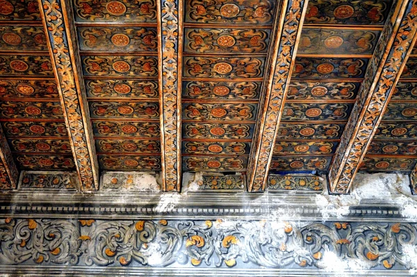 В палаццо Мирто (Museo Palazzo Mirto). Деревянный потолок XV века