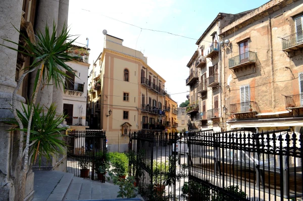 На пьяцца Оливелла (Piazza Olivella)