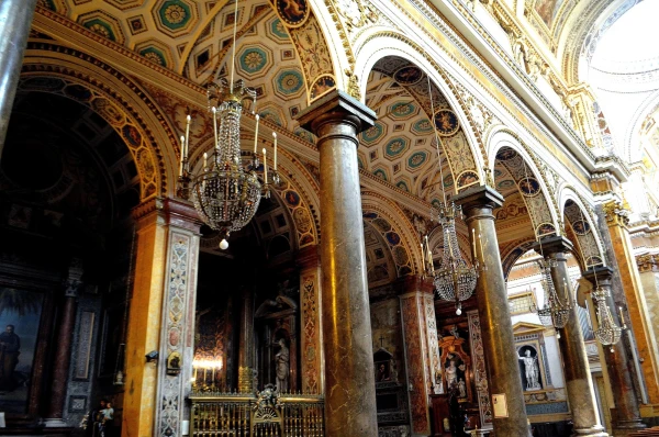 В церкви Сан Игнасио Оливелла (Chiesa di Sant'Ignazio All'Olivella) 