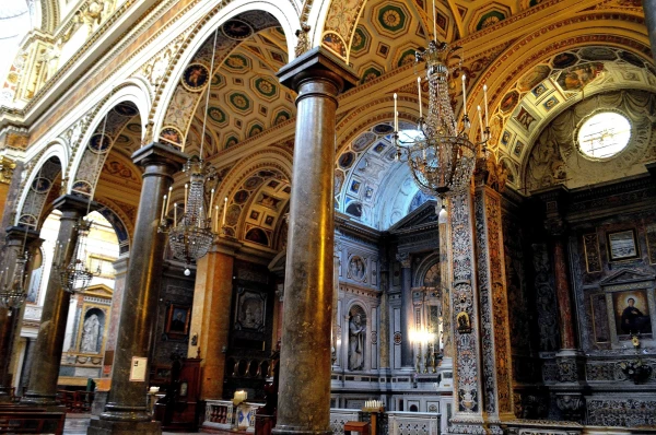 В церкви Сан Игнасио Оливелла (Chiesa di Sant'Ignazio All'Olivella) 