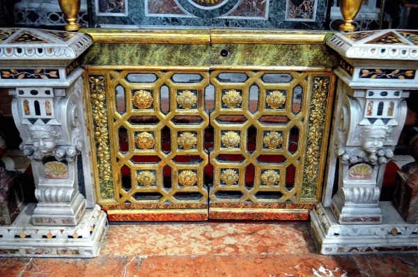 В церкви Сан Игнасио Оливелла (Chiesa di Sant'Ignazio All'Olivella) 