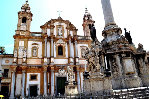 На пьяцца Сан-Доменико (Piazza di San Domenico)