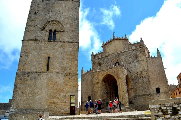 Башня короля Федерико III Арагонского (Torre di Re Federico) и Собор Вознесения Богородицы (Duomo dell’Assunta), он же Real Duomo 