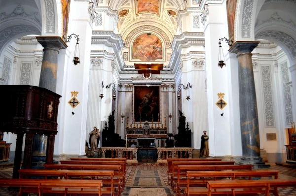 В церкви Святого Сальватора (Chiesa del SS.Salvatore)